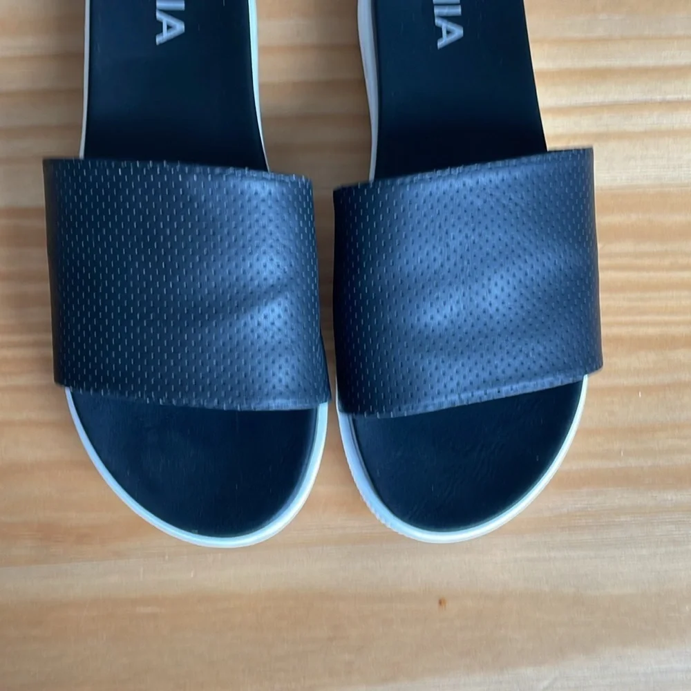 Mia Black and‎ White Sandal Slides
